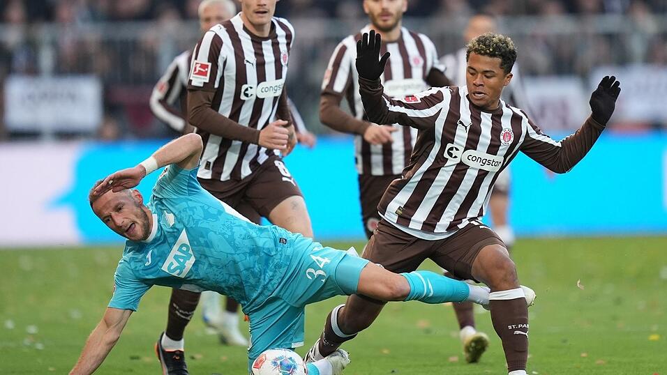 Vladimir Coufal (l, 1899 Hoffenheim) und Joel Chima Fujita (r, FC St. Pauli) kämpfen um den Ball. Vladimir Coufal (l, 1899 Hoffenheim) und Joel Chima Fujita (r, FC St. Pauli) kämpfen um den Ball.