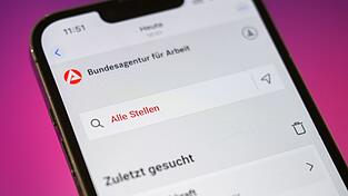 Die Arbeitslosigkeit in Deutschland ist im Februar leicht gesunken, die Zahl der Arbeitslosen bleibt aber oberhalb der Grenze von drei Millionen. Die Arbeitslosigkeit in Deutschland ist im Februar leicht gesunken, die Zahl der Arbeitslosen bleibt aber oberhalb der Grenze von drei Millionen.