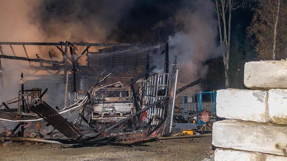 Das Feuer zerstörte in der Nacht auf Donnerstag eine Scheune in Freundorf.