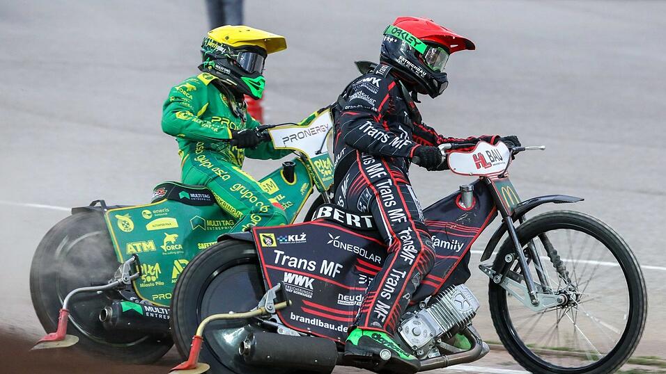 Klares Ziel: „Im kommenden Jahr möchte ich noch eine Schippe drauflegen und mit den Jungs in die Playoffs einziehen“, sagt Kevin Wölbert (vorne und kleines Bild). Klares Ziel: „Im kommenden Jahr möchte ich noch eine Schippe drauflegen und mit den Jungs in die Playoffs einziehen“, sagt Kevin Wölbert (vorne und kleines Bild).