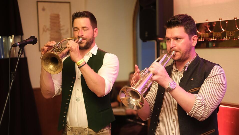 Partykl&auml;nge und z&uuml;nftige Kapellen, f&uuml;r jeden Nachtschw&auml;rmer in Tracht war etwas dabei.