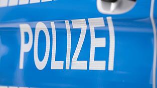 Die Polizei ermittelt nach dem Fund einer Leiche in einem brennenden Fahrzeug in Bayerisch Eisenstein. (Symbolbild) Die Polizei ermittelt nach dem Fund einer Leiche in einem brennenden Fahrzeug in Bayerisch Eisenstein. (Symbolbild)