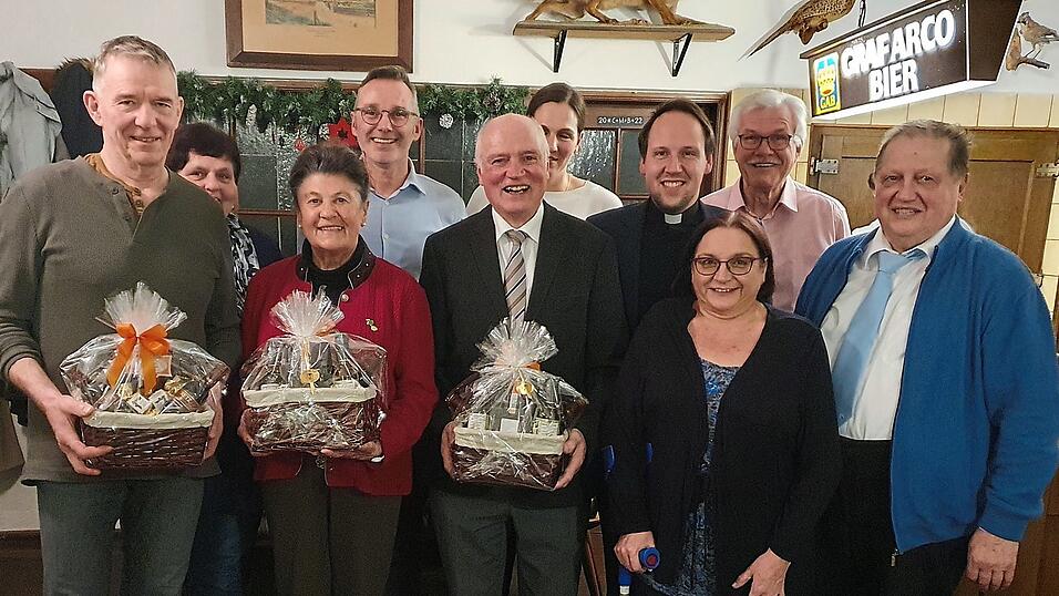 Die SLU ernannte Altbürgermeister Josef Reiser (Mitte) zu ihrem Ehrenvorsitzenden und Marianne Huber (3. v. l.) zum Ehrenmitglied. Der ehemalige Empfenbacher Ortssprecher und Stadtrat Georg Kolmeder wurde verabschiedet; auf dem Bild fehlt der Meilenhausener Josef Hagl, der 18 Jahre Ortssprecher war.