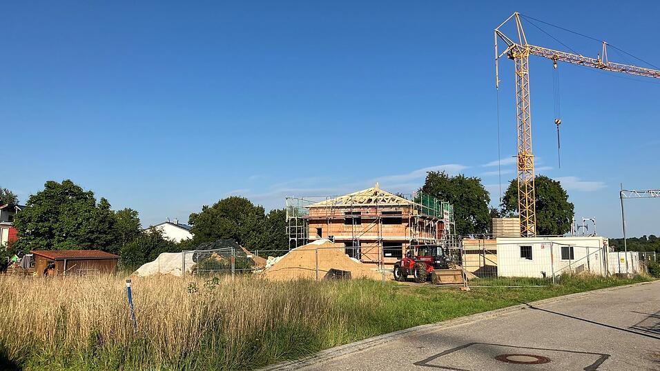 An der Josef-Eberwein-Straße wird bereits fleißig gebaut. Das Grundstück mit der späteren Hausnummer 18, hier links im Bild, wird der Markt Au jetzt online versteigern. Das Mindestgebot liegt in diesem Fall bei einem Quadratmeterpreis von 630 Euro. An der Josef-Eberwein-Straße wird bereits fleißig gebaut. Das Grundstück mit der späteren Hausnummer 18, hier links im Bild, wird der Markt Au jetzt online versteigern. Das Mindestgebot liegt in diesem Fall bei einem Quadratmeterpreis von 630 Euro.