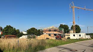 An der Josef-Eberwein-Straße wird bereits fleißig gebaut. Das Grundstück mit der späteren Hausnummer 18, hier links im Bild, wird der Markt Au jetzt online versteigern. Das Mindestgebot liegt in diesem Fall bei einem Quadratmeterpreis von 630 Euro.