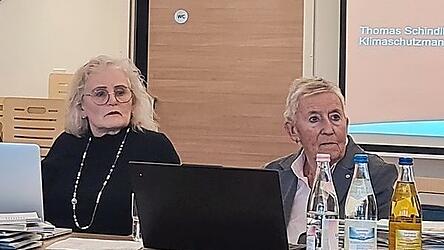 Eva-Maria Weinfurtner und Vorsitzende Irene Ilgmeier (rechts) in der Sitzung des Seniorenbeirats.