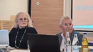 Eva-Maria Weinfurtner und Vorsitzende Irene Ilgmeier (rechts) in der Sitzung des Seniorenbeirats.