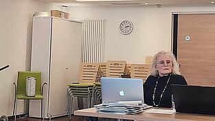 Veronika Daschner (links), Pflegedienstleitung im Caritas Seniorenheim &bdquo;An der Alten Waage&ldquo;, Eva-Maria Weinfurtner und Vorsitzende Irene Ilgmeier (rechts) in der Sitzung des Seniorenbeirats.