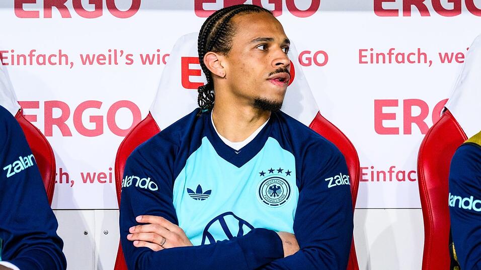 F&uuml;r Leroy San&eacute;, hier auf der Ersatzbank gegen Finnland, k&ouml;nnten sich die WM-Aussichten schlagartig ver&auml;ndern. (Archivbild)