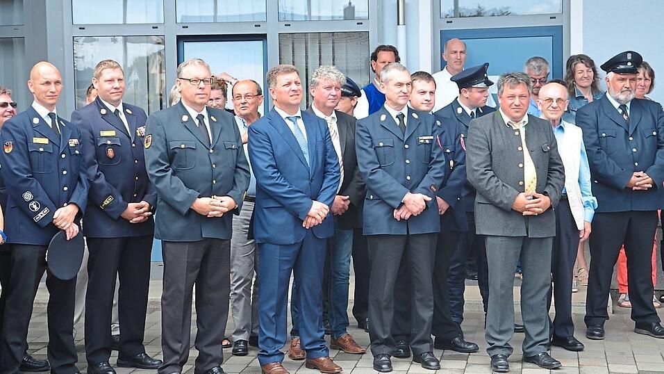 Ehrengäste und befreundete Wehren fanden sich am Gemeindezentrum zur feierlichen Weihe des LF 20 ein. Ehrengäste und befreundete Wehren fanden sich am Gemeindezentrum zur feierlichen Weihe des LF 20 ein.