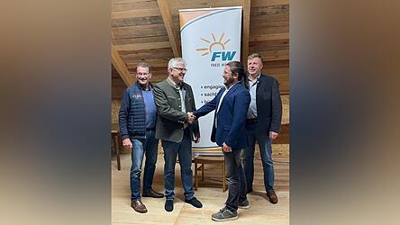 Zweiter B&uuml;rgermeister Jakob Sand (l.), Hans Kaltenhauser (2.v.l.) und Klaus Tahedl (r.) gratulierten Franz Viebeck (2.v.r.) zur Nominierung als B&uuml;rgermeisterkandidat.