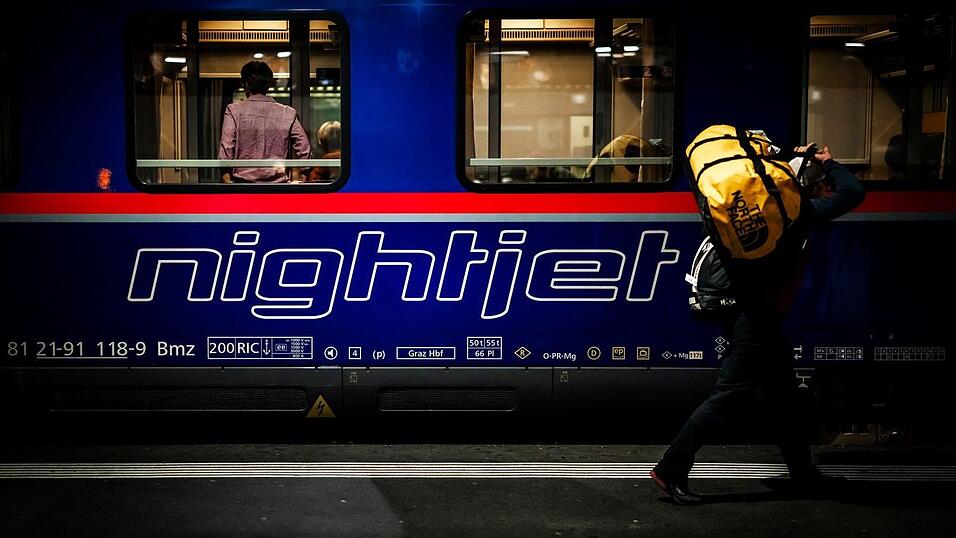 Zwei Nachtz&uuml;ge standen in Franken f&uuml;r mehrere Stunden still, nachdem sie mit einer Streusalzkiste zusammengesto&szlig;en waren. (Symbolbild)