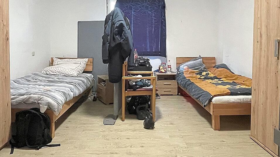 Acht Männer finden in der neuen Obdachlosenunterkunft Platz. Für etwas Privatsphäre sorgen sie im Zweifel selbst. Acht Männer finden in der neuen Obdachlosenunterkunft Platz. Für etwas Privatsphäre sorgen sie im Zweifel selbst.