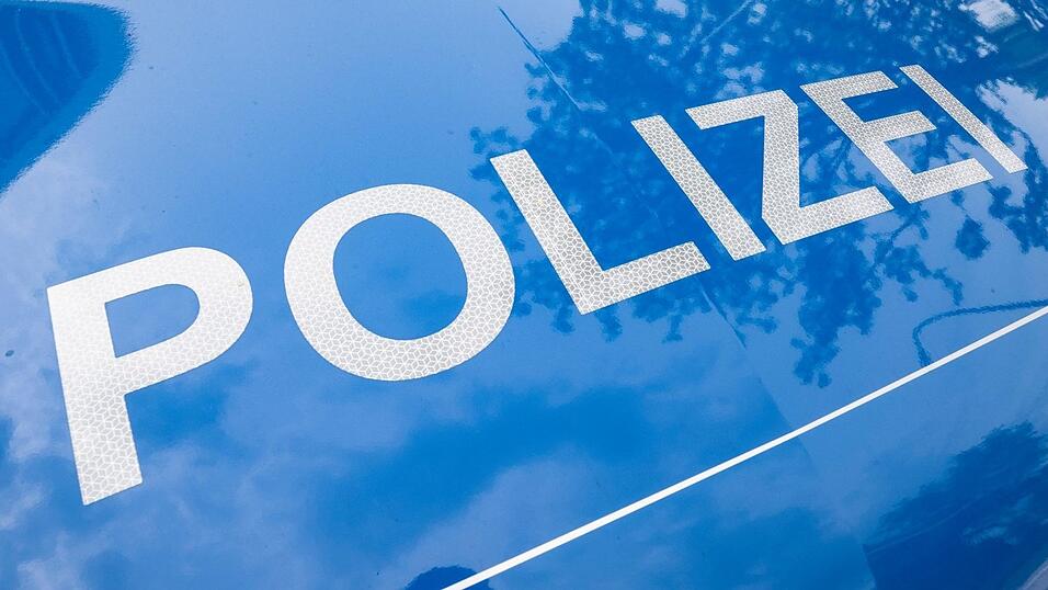 Nach zwei Raubdelikten an einem Vormittag sucht die Kriminalpolizei in Niederbayern nun mit Fotos nach dem Verdächtigen. (Symbolbild) Nach zwei Raubdelikten an einem Vormittag sucht die Kriminalpolizei in Niederbayern nun mit Fotos nach dem Verdächtigen. (Symbolbild)