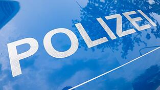 Nach zwei Raubdelikten an einem Vormittag sucht die Kriminalpolizei in Niederbayern nun mit Fotos nach dem Verdächtigen. (Symbolbild) Nach zwei Raubdelikten an einem Vormittag sucht die Kriminalpolizei in Niederbayern nun mit Fotos nach dem Verdächtigen. (Symbolbild)