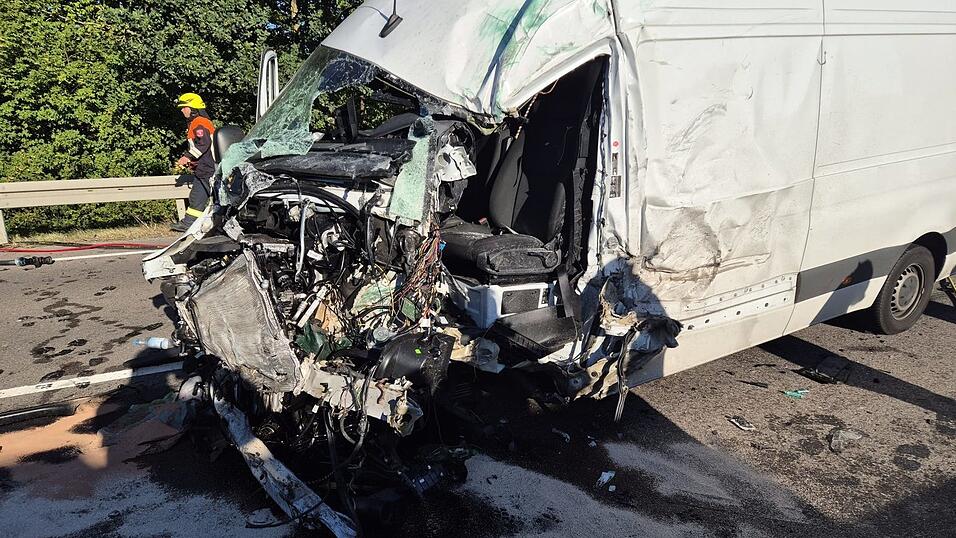 Feuerwehreinsatzkräfte mussten den Fahrer aus dem Kleintransporter befreien. Feuerwehreinsatzkräfte mussten den Fahrer aus dem Kleintransporter befreien.