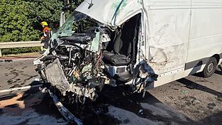 Feuerwehreinsatzkräfte mussten den Fahrer aus dem total demolierten Kleintransporter befreien. Feuerwehreinsatzkräfte mussten den Fahrer aus dem total demolierten Kleintransporter befreien.