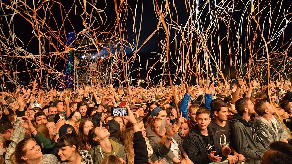 Warum schlechtes Wetter am Festival gut ist: mit Regen und Konfettiregen feiern. Warum schlechtes Wetter am Festival gut ist: mit Regen und Konfettiregen feiern.