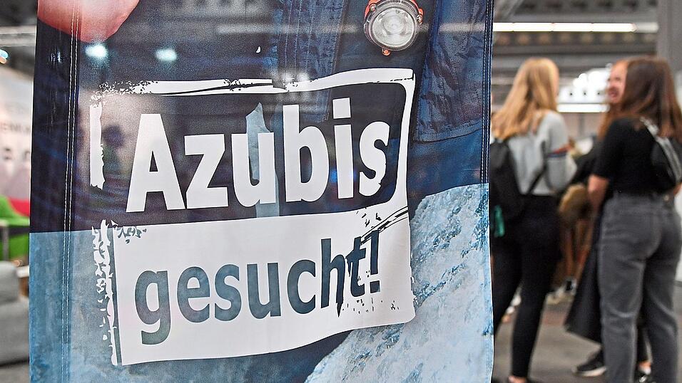 Manche Schüler brauchen Hilfe, um den Weg in die Ausbildung zu finden. Dabei hilft ihnen die Berufseinstiegsbegleitung. (Symbolfoto) Manche Schüler brauchen Hilfe, um den Weg in die Ausbildung zu finden. Dabei hilft ihnen die Berufseinstiegsbegleitung. (Symbolfoto)