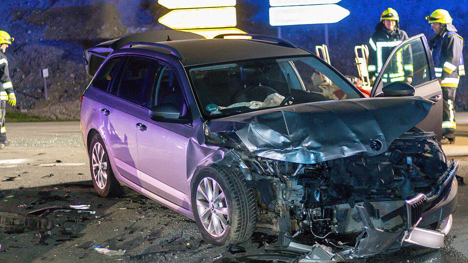 Die beiden Autos krachten mitten auf einer Kreuzung ineinander. Die beiden Autos krachten mitten auf einer Kreuzung ineinander.
