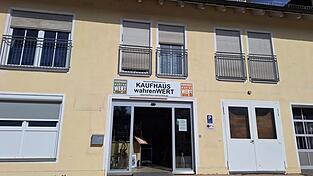 Das neue Kaufhaus „WahrenWert“ an der Ruselstraße 95 ist deutlich kleiner als der bisherige Standort neben dem Möbelhaus „Poco“. Ab Montag, 15. September, ist dort der Laden geöffnet, von Montag bis Freitag von 9 bis 17 Uhr und jeden ersten Samstag im Monat von 9 bis 13 Uhr.