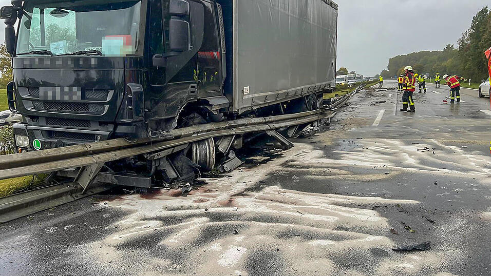 Die Bergung des Lasters ist aufwendig.