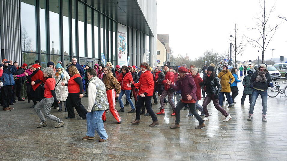 Gemeinsamer Tanz vorm Bayern-Museum.