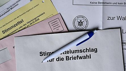 Briefwahlunterlagen f&uuml;r die Kommunalwahl 2026 in Bayern liegen auf einem Tisch. Gab es in mehreren Gemeinden Wahlkampagnen gegen B&uuml;rgermeisterkandidaten?