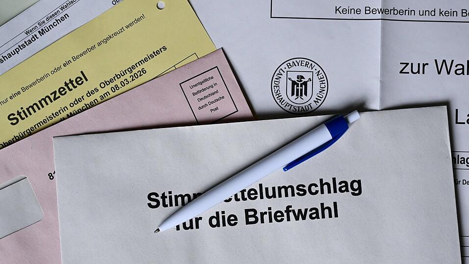 Briefwahlunterlagen für die Kommunalwahl 2026 in Bayern liegen auf einem Tisch. Gab es in mehreren Gemeinden Wahlkampagnen gegen Bürgermeisterkandidaten? Briefwahlunterlagen für die Kommunalwahl 2026 in Bayern liegen auf einem Tisch. Gab es in mehreren Gemeinden Wahlkampagnen gegen Bürgermeisterkandidaten?