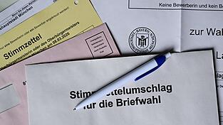 Briefwahlunterlagen f&uuml;r die Kommunalwahl 2026 in Bayern liegen auf einem Tisch. Gab es in mehreren Gemeinden Wahlkampagnen gegen B&uuml;rgermeisterkandidaten?