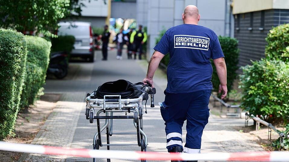 Ein Mann von der Gerichtsmedizin schiebt eine Bahre in der N&auml;he des Fundortes des toten Neugeborenen.