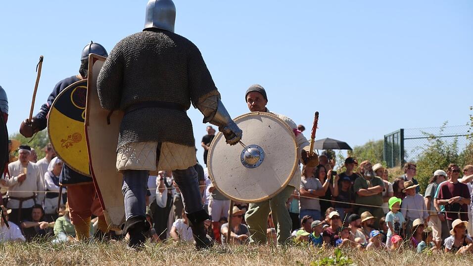 Schwerstarbeit leisten die Darsteller beim Reenactment der Schlacht bei Taus. Schwerstarbeit leisten die Darsteller beim Reenactment der Schlacht bei Taus.