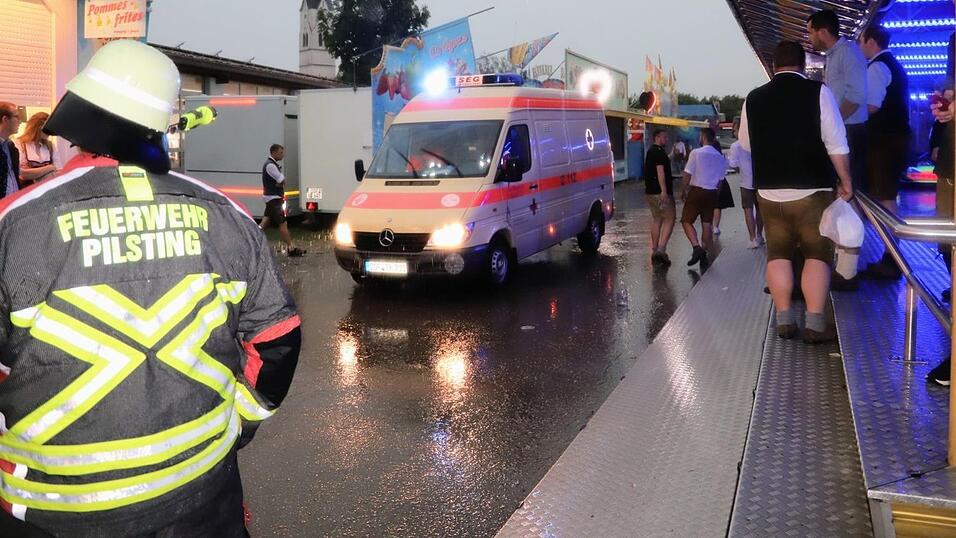 Ein Unwetter machte den Feiernden auf dem Pilstinger Volksfest einen Strich durch die Rechnung.