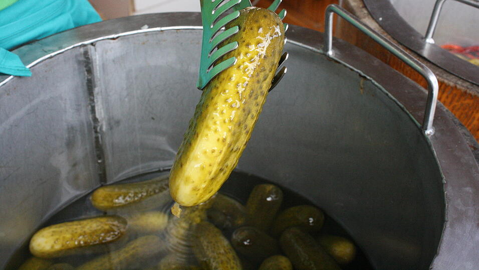 Wer genug von Fischsemmeln oder gebrannten Mandeln hat, kann sich bei Josef Stelzl saure Gurkerl holen.
