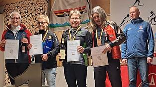 Die deutsche und bayerische Meisterin Christine Moors (3.v.l.) freute sich mit der (v.l.) Viertplatzierten Elwira Hein, Vizemeisterin Annette Wrobel und der Dritten Gertrud H&auml;hrer sowie Andreas Dillemuth, Nationaler Direktor Masters bei der WMA f&uuml;r Deutschland, &uuml;ber die Platzierungen.