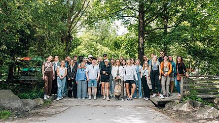 Gleich geht es los mit dem Programm des Spezlcamps - zusammen mit den Organisatoren Christin Mayer (3. v.l.), Stephanie Scheuermann (6. v.r.) und Ulrike Eberl-Walter (3. v.r.) werden sich die Gruppen auf den Weg machen.