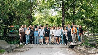 Gleich geht es los mit dem Programm des Spezlcamps - zusammen mit den Organisatoren Christin Mayer (3. v.l.), Stephanie Scheuermann (6. v.r.) und Ulrike Eberl-Walter (3. v.r.) werden sich die Gruppen auf den Weg machen. Gleich geht es los mit dem Programm des Spezlcamps - zusammen mit den Organisatoren Christin Mayer (3. v.l.), Stephanie Scheuermann (6. v.r.) und Ulrike Eberl-Walter (3. v.r.) werden sich die Gruppen auf den Weg machen.