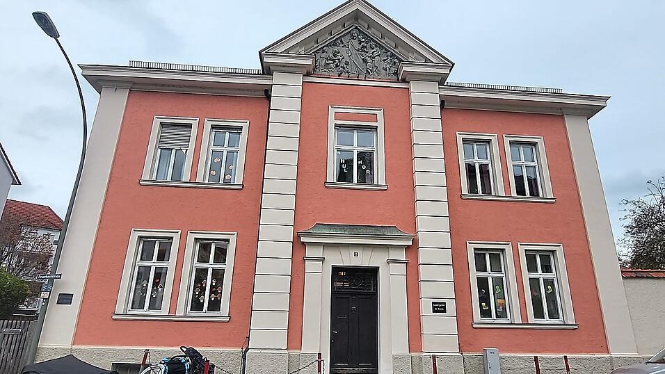 Es ist seit Jahren bekannt, dass der Kindergarten St. Nikola wegen baulicher und funktionaler Defizite saniert werden muss. Mittel f&uuml;r die Generalsanierung sind bislang erst ab 2027 im Haushalt vorgesehen.