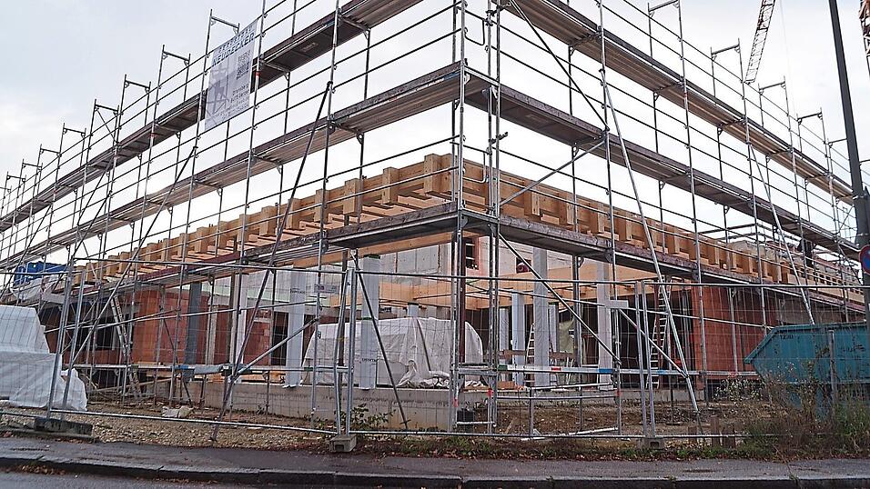 Inzwischen hat die Montage der Holzkonstruktionen an der Vilstalhalle begonnen. Inzwischen hat die Montage der Holzkonstruktionen an der Vilstalhalle begonnen.