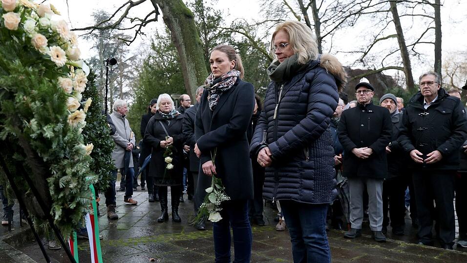 Andrea Lindholz (CSU, r) bei einer Kranzniederlegung nach dem tödlichen Angriff im Park.