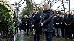 Andrea Lindholz (CSU, r) bei einer Kranzniederlegung nach dem tödlichen Angriff im Park.