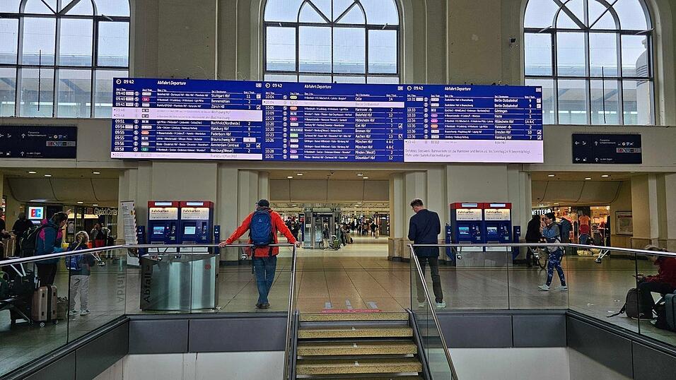Am Hauptbahnhof Hannover heißt es warten: Auf der Strecke nach Berlin kommt es zu Verspätungen und Ausfällen. Am Hauptbahnhof Hannover heißt es warten: Auf der Strecke nach Berlin kommt es zu Verspätungen und Ausfällen.