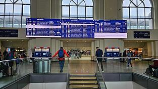 Am Hauptbahnhof Hannover heißt es warten: Auf der Strecke nach Berlin kommt es zu Verspätungen und Ausfällen.