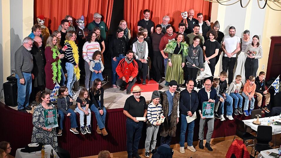 Auf der nagelneu gestalteten Jahnhallenb&uuml;hne formierten sich die Akteure zu ihrem ersten Auftritt f&uuml;r das neue Theaterst&uuml;ck der Festspielgemeinschaft.