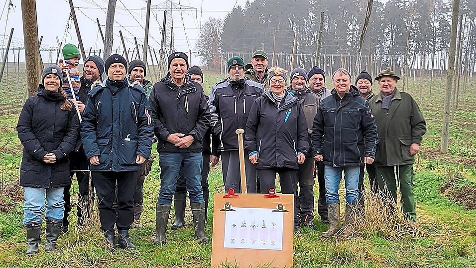 Bei der Feldbegehung (vorne v. l.): Franziska Kerger von Ecozept, Thomas Dengler, der Werkleiter, und Franz Stiglmaier, der Vorsitzende des Zweckverbandes Wasserversorgung Hallertau, sowie Edeltraud Wissinger von Ecozept.