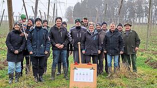 Bei der Feldbegehung (vorne v. l.): Franziska Kerger von Ecozept, Thomas Dengler, der Werkleiter, und Franz Stiglmaier, der Vorsitzende des Zweckverbandes Wasserversorgung Hallertau, sowie Edeltraud Wissinger von Ecozept.
