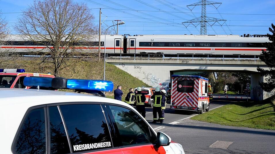 Ein ICE steckte wegen eines Oberleitungsschadens in Sachsen-Anhalt fest. (Symbolbild) Ein ICE steckte wegen eines Oberleitungsschadens in Sachsen-Anhalt fest. (Symbolbild)