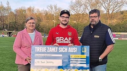 Vorsitzender Sebastian Kuchler (Mitte) nimmt den Scheck aus den H&auml;nden der Marktinhaber Martina und Stefan Segerer entgegen.