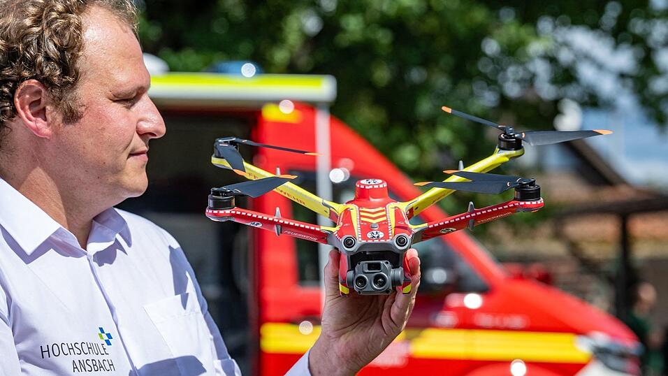 Projektleiter Stefan Gei&szlig;els&ouml;der von der Hochschule Ansbach f&uuml;hrt eine Drohne vor, die fr&uuml;hzeitig Waldbr&auml;nde erkennen soll.