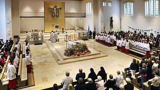 Neben vielen Gemeindemitgliedern erwiesen zahlreiche auch ehemalige Ministranten Pfarrer Josef Thalhammer die Ehre bei seinem Abschiedsgottesdienst in Neu St. Nikola. Neben vielen Gemeindemitgliedern erwiesen zahlreiche auch ehemalige Ministranten Pfarrer Josef Thalhammer die Ehre bei seinem Abschiedsgottesdienst in Neu St. Nikola.